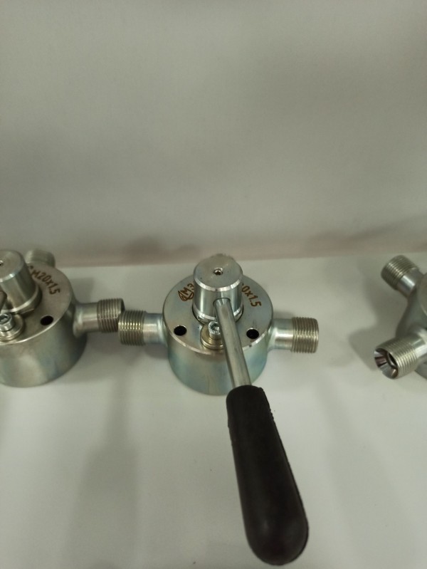 Кран гидравлический 3-х ходовой, м20х1,5 (нар.резьба) МИАС сталь. — 1